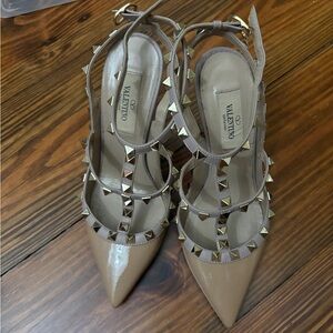Valentino rockstud heels nude poudre patent leather 35